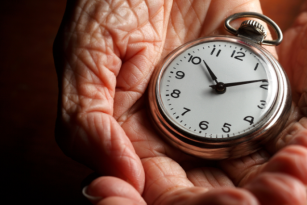 Gustavo Luíz Guilherme Pinto analisa como o envelhecimento da população desafia e transforma os sistemas de saúde.