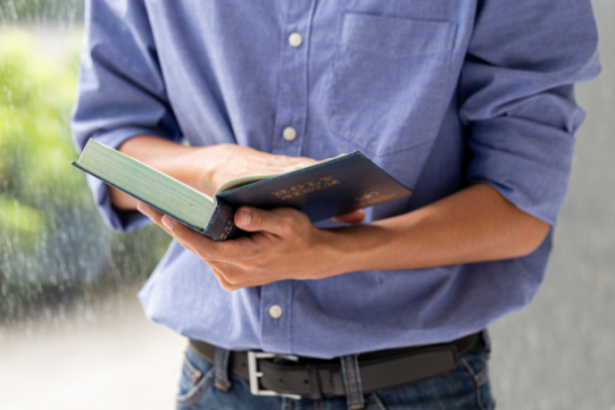 Hebron Costa Cruz de Oliveira ressalta como a literatura desenvolve sensibilidade e visão crítica no ambiente de trabalho.