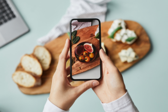 Kelsem Ricardo Rios Lima mostra como a fotografia gastronômica em viagens transforma cada prato em uma memória visual cheia de estética e significado.