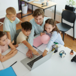 Educação integral mostra como conteúdo, emoção e convivência caminham juntos na visão de Sérgio Bento De Araújo sobre o aprendizado.