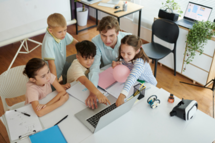 Educação integral mostra como conteúdo, emoção e convivência caminham juntos na visão de Sérgio Bento De Araújo sobre o aprendizado.