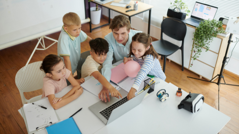 Educação integral mostra como conteúdo, emoção e convivência caminham juntos na visão de Sérgio Bento De Araújo sobre o aprendizado.