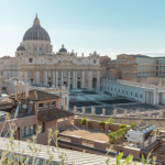 Entre ruas, monumentos e séculos de história, Alberto Toshio Murakami conduz um olhar sobre a arquitetura italiana e seu papel no turismo cultural.