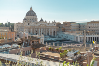 Entre ruas, monumentos e séculos de história, Alberto Toshio Murakami conduz um olhar sobre a arquitetura italiana e seu papel no turismo cultural.