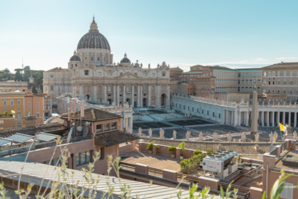 Entre ruas, monumentos e séculos de história, Alberto Toshio Murakami conduz um olhar sobre a arquitetura italiana e seu papel no turismo cultural.