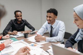 Grupo diverso de profissionais colaborando em um projeto em um escritório moderno