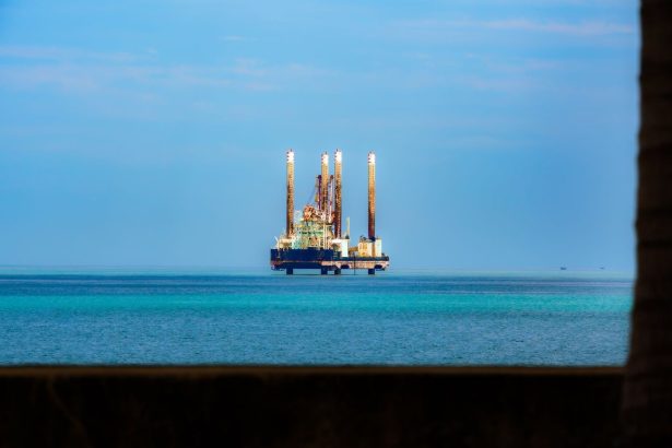 Plataforma de petróleo distante em alto-mar sob céu claro