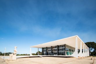 Edifício do Supremo Tribunal Federal em Brasília sob céu azul.